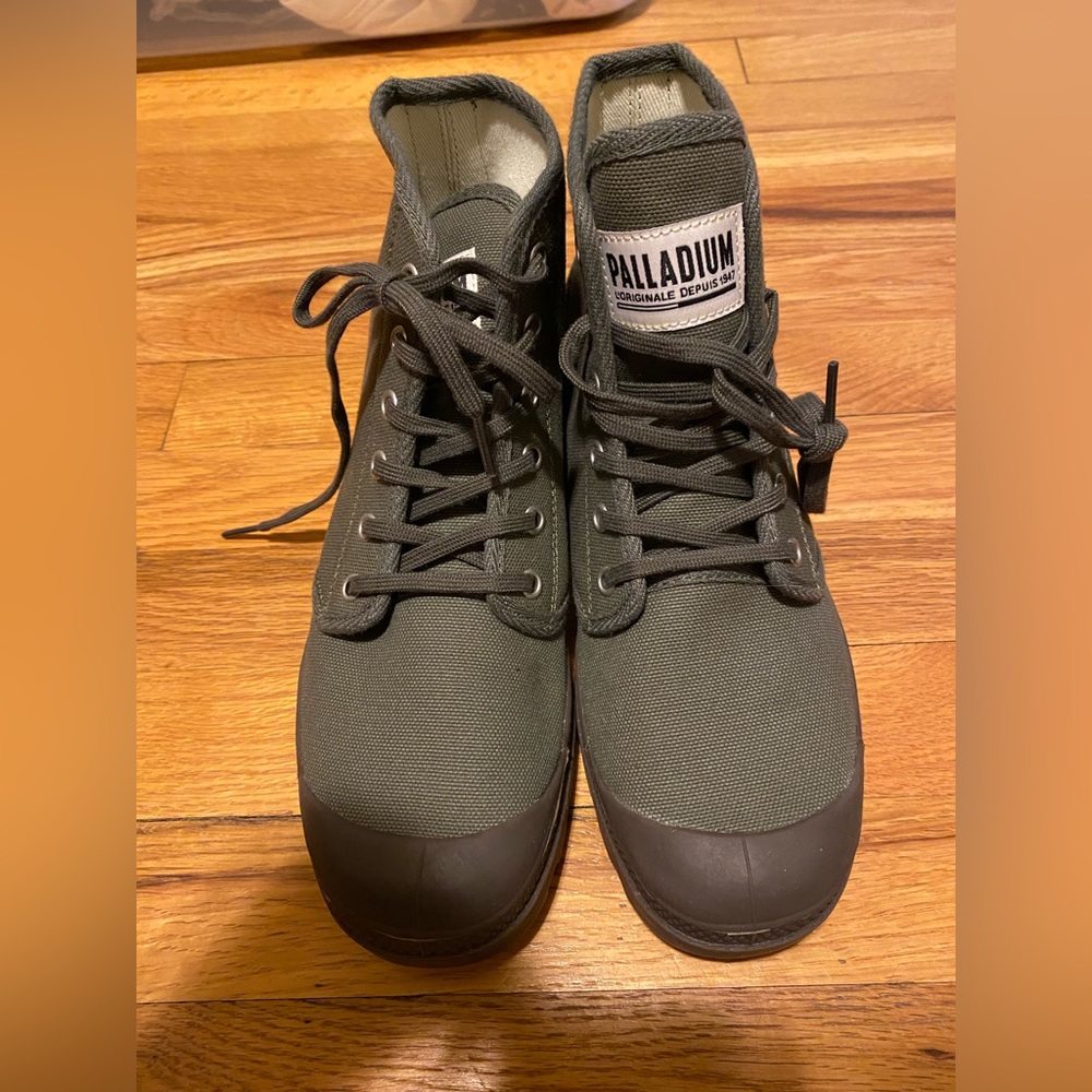 Never worn 
Brand- palladium boots
Size- 7.5